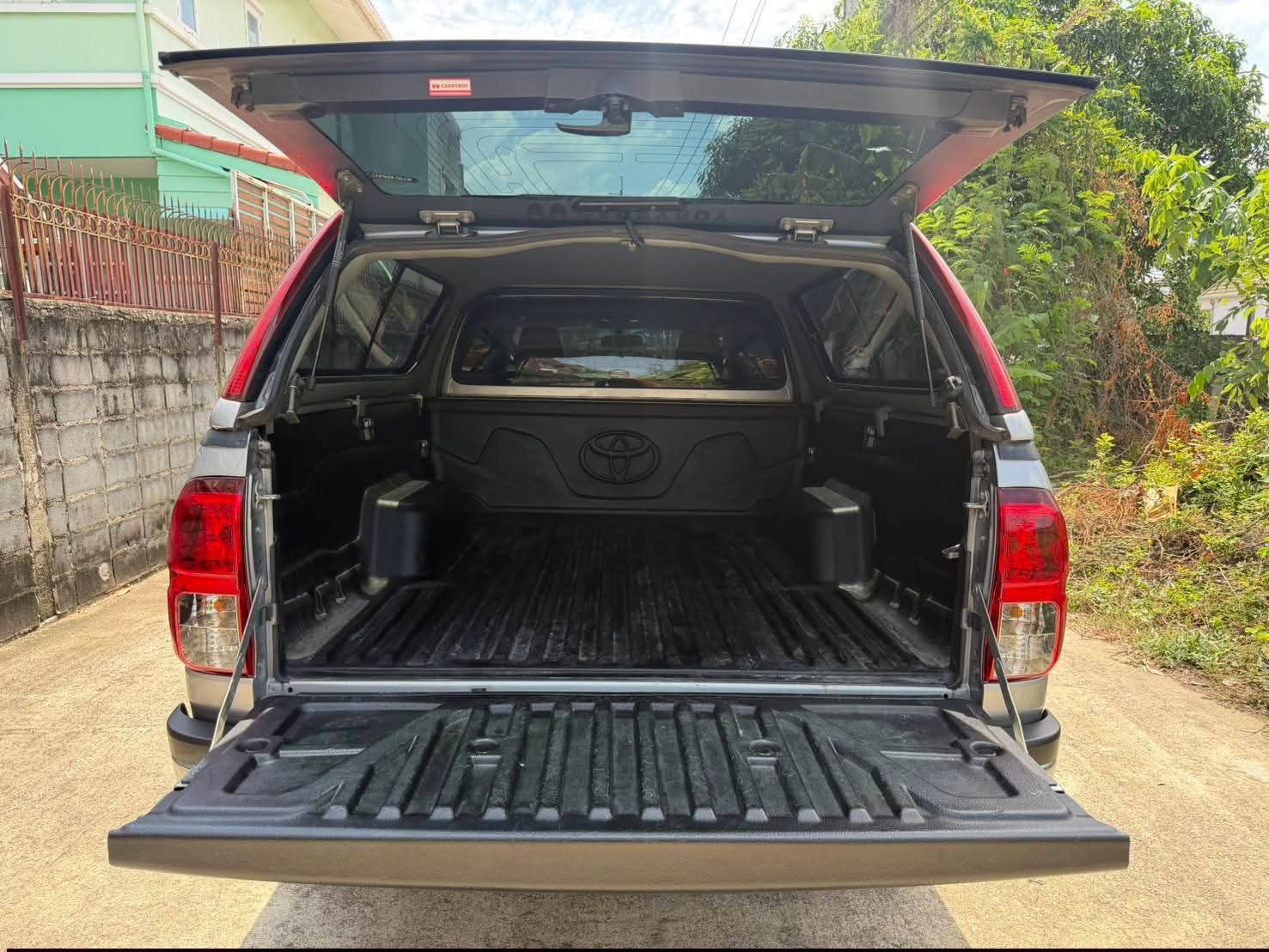 Car image 13